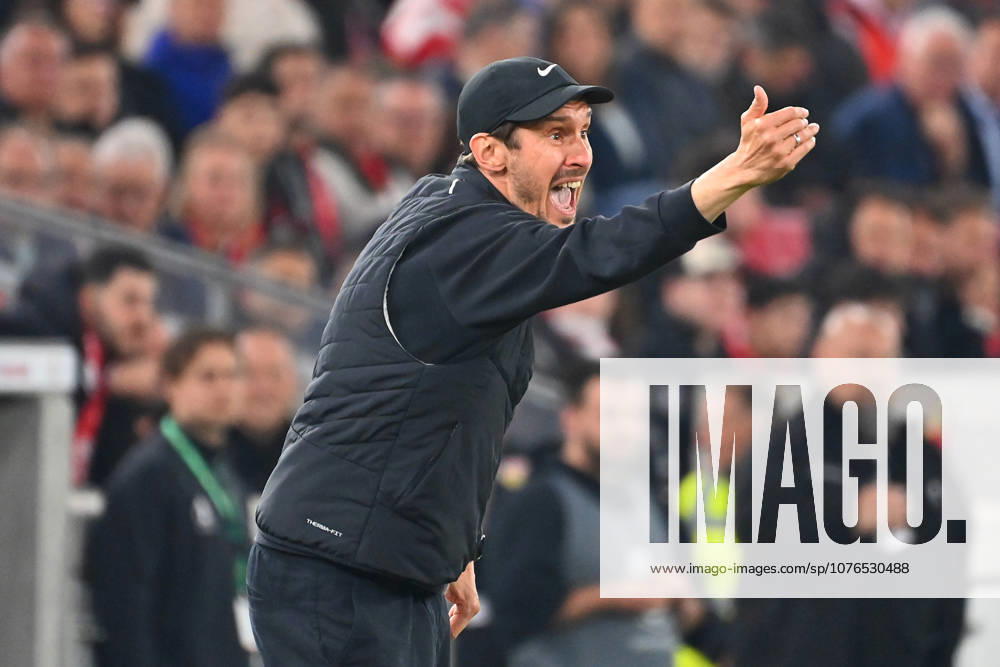 Trainer Julian SCHUSTER (SC Freiburg), Gestik,gibt Anweisungen, Einzelbild,angeschnittenes Einzelmotiv,Halbfigur,halbe Figur. Fussball DFB Pokal Halbfinale VfB Stuttgart - VfB Stuttgart 2-1 n.V am 23.04.2026 MHP ARENA Saison 2025 2026,