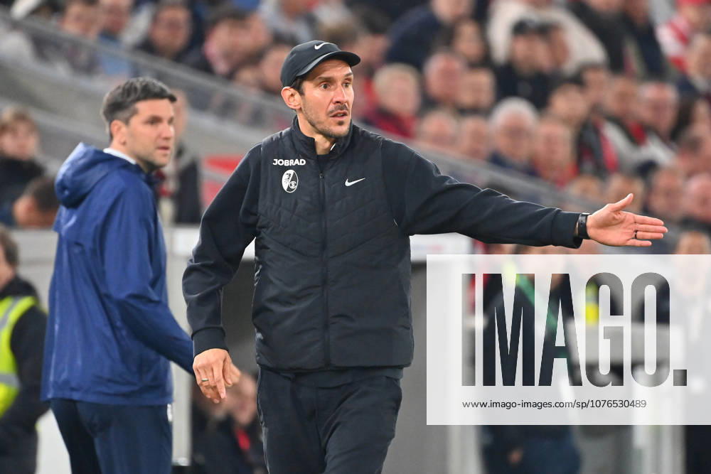Trainer Julian SCHUSTER (SC Freiburg), Gestik,gibt Anweisungen, Einzelbild,angeschnittenes Einzelmotiv,Halbfigur,halbe Figur. Fussball DFB Pokal Halbfinale VfB Stuttgart - VfB Stuttgart 2-1 n.V am 23.04.2026 MHP ARENA Saison 2025 2026,