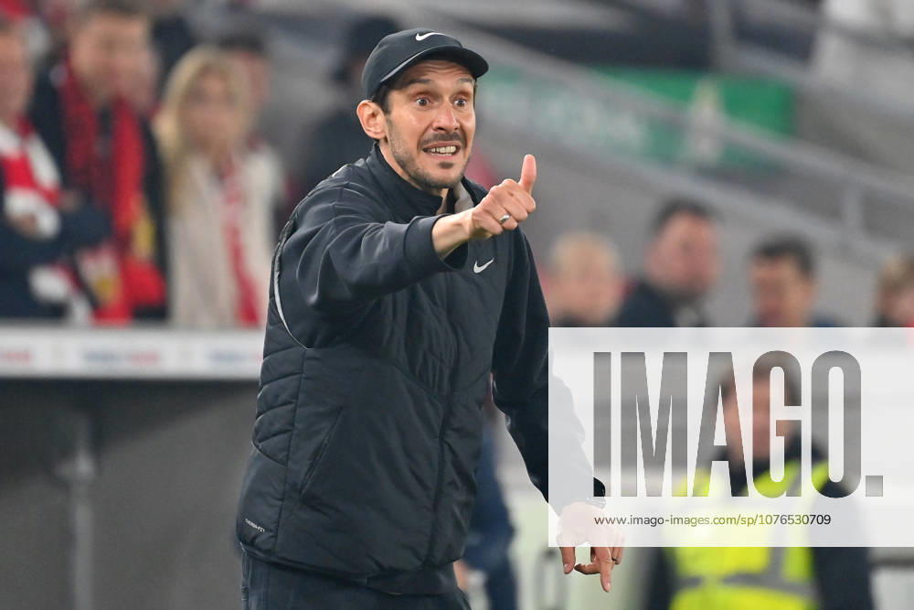 Trainer Julian SCHUSTER (SC Freiburg), Gestik,gibt Anweisungen, Einzelbild,angeschnittenes Einzelmotiv,Halbfigur,halbe Figur. thumb up,Daumen hoch. Fussball DFB Pokal Halbfinale VfB Stuttgart - VfB Stuttgart 2-1 n.V am 23.04.2026 MHP ARENA Saison 2025 2026,