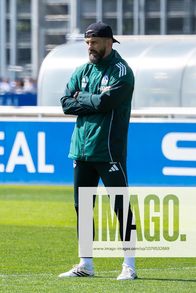 Fussball, Training des FC Schalke 04. Trainer Miron Muslic (FC Schalke 04). Gelsenkirchen Trainingsgelände FC Schalke 04 NRW Deutschland xRHR-FOTO YYx
