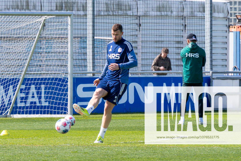 Fussball, Training des FC Schalke 04. Edin Dzeko (FC Schalke 04) ist nach seiner Verletzung wieder ins Training eingestiegen. Gelsenkirchen Trainingsgelände FC Schalke 04 NRW Deutschland xRHR-FOTO YYx