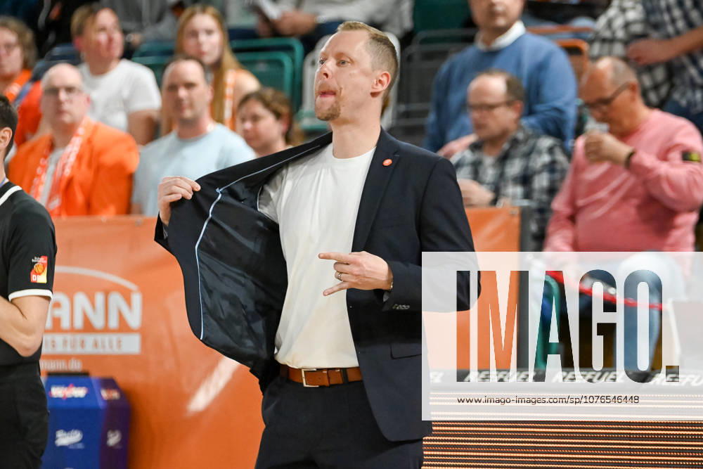 Christian Held (RASTA Vechta, Coach) gestikuliert RASTA Vechta vs. Basketball Loewen Braunschweig, easyCredit Basketball Bundesliga, 31. Spieltag, Saison 2025 2026, 24.04.2026, RASTA Vechta vs. Basketball Loewen Braunschweig, easyCredit Basketball Bundesliga, 31. Spieltag, Saison 2025 2026, 24.04.2026 Vechta
