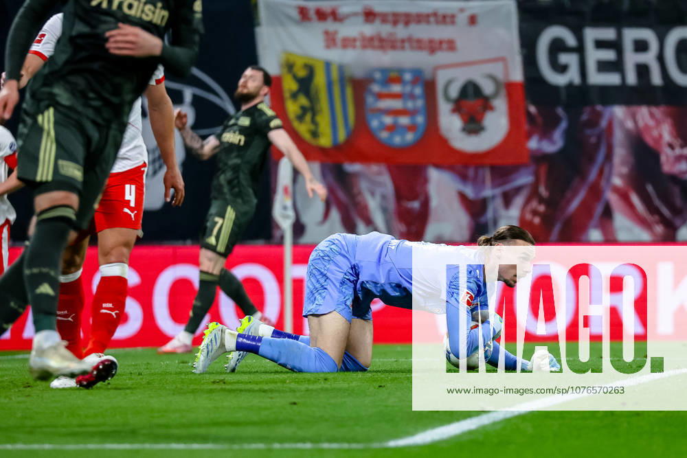 Maarten Vandevoordt (RB Leipzig, 26) haelt den Ball, RB Leipzig vs. 1. FC Union Berlin, Fussball, 1. Bundesliga, 31. Spieltag, Saison 2025 2026, 24.04.2026,¨ DFL REGULATIONS PROHIBIT ANY USE OF PHOTOGRAPHS AS IMAGE SEQUENCES AND OR QUASI-VIDEO,¨ RB Leipzig vs. 1. FC Union Berlin, Fussball, 1. Bundesliga, 31. Spieltag, Saison 2025 2026, 24.04.2026 Leipzig