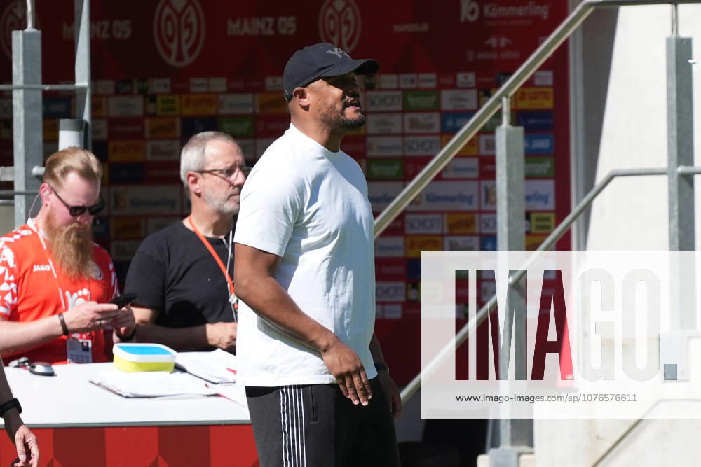 Trainer Vincent Kompany (FC Bayern München) - 25.04.2026 1. FSV Mainz 05 vs. FC Bayern München MEWA Arena, Bundesliga, 31. Spieltag