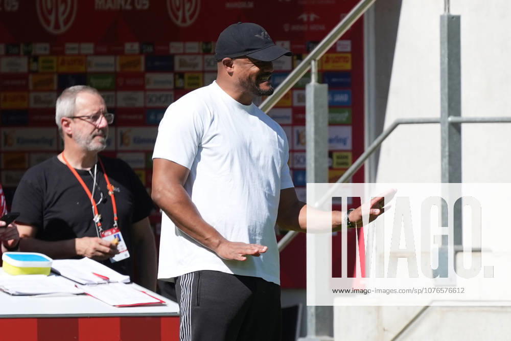 Trainer Vincent Kompany (FC Bayern München) - 25.04.2026 1. FSV Mainz 05 vs. FC Bayern München MEWA Arena, Bundesliga, 31. Spieltag