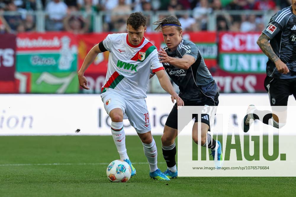 Im Zweikampf, Aktion, mit Robin Fellhauer 19 (FC Augsburg), Love Arrhov 31 (Eintracht Frankfurt), FC Augsburg vs. Eintracht Frankfurt, Fussball, 1. Bundesliga, 31. Spieltag, 25.04.2026 DFL DFB regulations prohibit any use of photographs as image sequences and or quasi-video Augsburg Bayern Deutschland