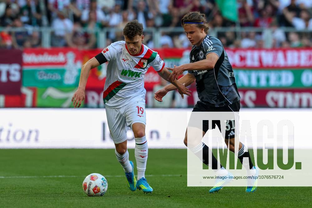 Im Zweikampf, Aktion, mit Robin Fellhauer 19 (FC Augsburg), Love Arrhov 31 (Eintracht Frankfurt), FC Augsburg vs. Eintracht Frankfurt, Fussball, 1. Bundesliga, 31. Spieltag, 25.04.2026 DFL DFB regulations prohibit any use of photographs as image sequences and or quasi-video Augsburg Bayern Deutschland