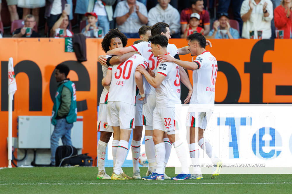 Team (FC Augsburg) Tor zum 1 : 0 beim Spiel zwischen FC Augsburg v Eintracht Frankfurt, Fußball, Herren, Bundesliga, 2025 2026, 31.Spieltag am 25.04.2026 in Augsburg, WWK ARENA. DFL and DFB regulations prohibit any use of photographs as image sequences and or quasi-video. Bayern Deutschland