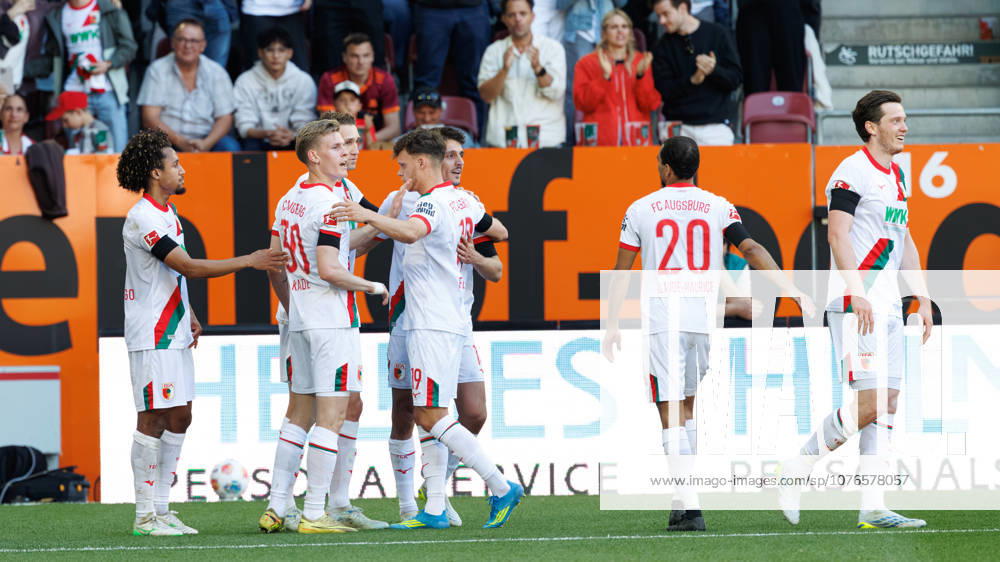 Team (FC Augsburg) Tor zum 1 : 0 beim Spiel zwischen FC Augsburg v Eintracht Frankfurt, Fußball, Herren, Bundesliga, 2025 2026, 31.Spieltag am 25.04.2026 in Augsburg, WWK ARENA. DFL and DFB regulations prohibit any use of photographs as image sequences and or quasi-video. Bayern Deutschland