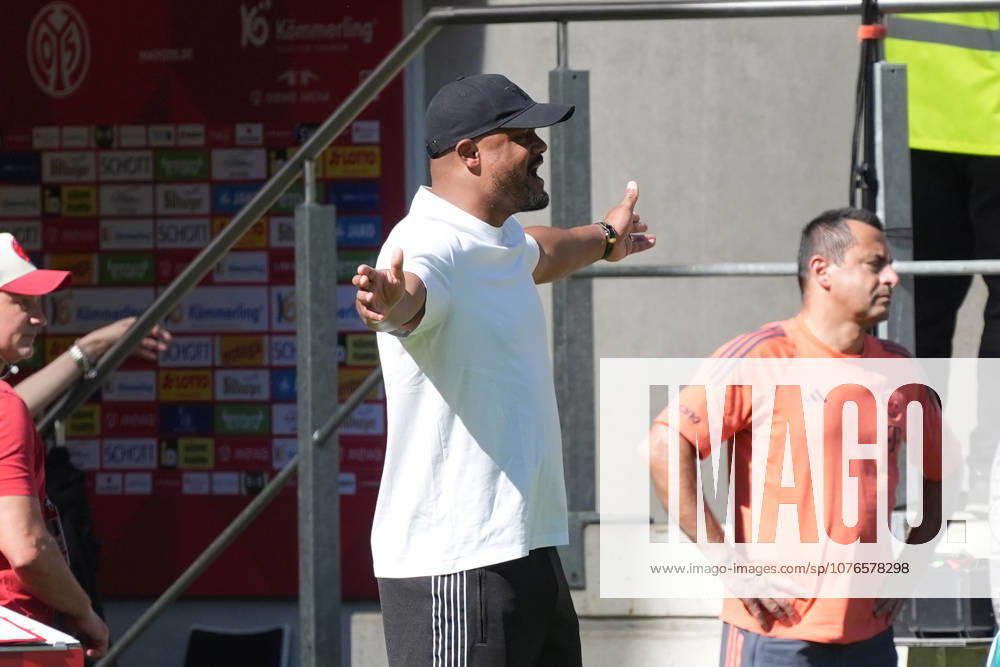 Trainer Vincent Kompany (FC Bayern München) - 25.04.2026 1. FSV Mainz 05 vs. FC Bayern München MEWA Arena, Bundesliga, 31. Spieltag