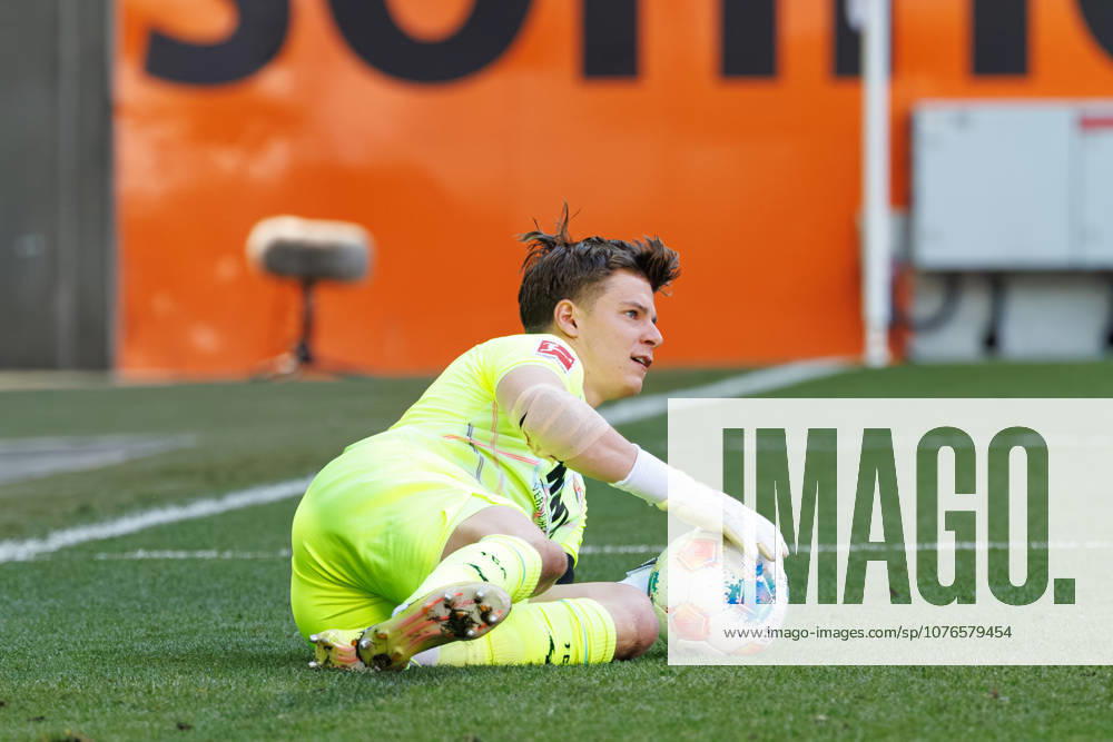 Finn Dahmen (1, FC Augsburg) hält den Ball sicher beim Spiel zwischen FC Augsburg v Eintracht Frankfurt, Fußball, Herren, Bundesliga, 2025 2026, 31.Spieltag am 25.04.2026 in Augsburg, WWK ARENA. DFL and DFB regulations prohibit any use of photographs as image sequences and or quasi-video. Bayern Deutschland