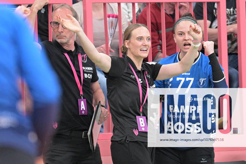 Miriam Hirsch (TusSies Metzingen, Trainerin) gib Anweisung an ihr Team TusSies Metzingen vs. FrischAuf Goeppingen , Handball, Alsco HBF, 2. Play-Off Ligaspieltag, Saison 2025 2026, 25.04.2026 TusSies Metzingen vs. FrischAuf Goeppingen , Handball, Alsco HBF, 2. Play-Off Ligaspieltag, Saison 2025 2026, 25.04.2026 Tuebingen