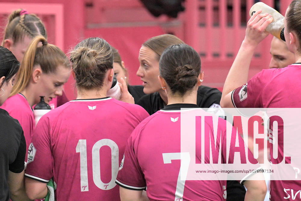 Miriam Hirsch (TusSies Metzingen, Trainerin) im Time Out TusSies Metzingen vs. FrischAuf Goeppingen , Handball, Alsco HBF, 2. Play-Off Ligaspieltag, Saison 2025 2026, 25.04.2026 TusSies Metzingen vs. FrischAuf Goeppingen , Handball, Alsco HBF, 2. Play-Off Ligaspieltag, Saison 2025 2026, 25.04.2026 Tuebingen