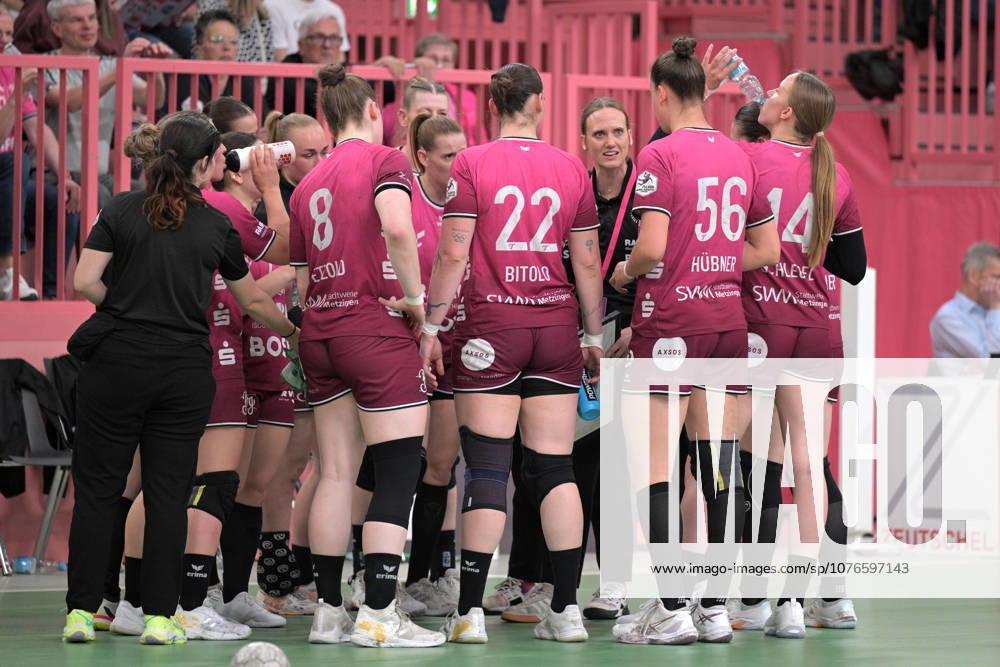 Miriam Hirsch (TusSies Metzingen, Trainerin) im Time Out im Kreis ihrer Mannschaft TusSies Metzingen vs. FrischAuf Goeppingen , Handball, Alsco HBF, 2. Play-Off Ligaspieltag, Saison 2025 2026, 25.04.2026 TusSies Metzingen vs. FrischAuf Goeppingen , Handball, Alsco HBF, 2. Play-Off Ligaspieltag, Saison 2025 2026, 25.04.2026 Tuebingen