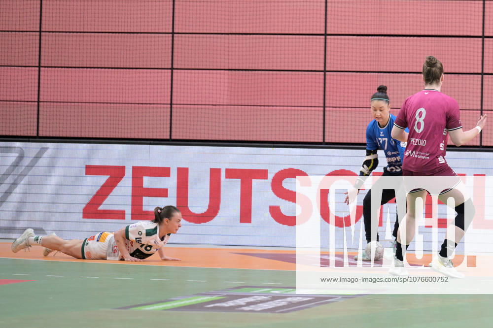 Sara Suba (TusSies Metzingen, 77) im Tor gegen Mariel Stefanie Beugels (FrischAuf Goeppingen, 16) TusSies Metzingen vs. FrischAuf Goeppingen , Handball, Alsco HBF, 2. Play-Off Ligaspieltag, Saison 2025 2026, 25.04.2026 TusSies Metzingen vs. FrischAuf Goeppingen , Handball, Alsco HBF, 2. Play-Off Ligaspieltag, Saison 2025 2026, 25.04.2026 Tuebingen