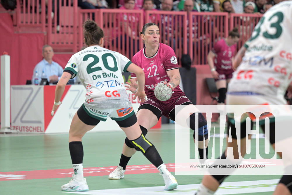 Gabriela Clausson Bitolo (TusSies Metzingen, 22) am mit Ball gegen Louisa De Bellis (FrischAuf Goeppingen, 20) TusSies Metzingen vs. FrischAuf Goeppingen , Handball, Alsco HBF, 2. Play-Off Ligaspieltag, Saison 2025 2026, 25.04.2026 TusSies Metzingen vs. FrischAuf Goeppingen , Handball, Alsco HBF, 2. Play-Off Ligaspieltag, Saison 2025 2026, 25.04.2026 Tuebingen