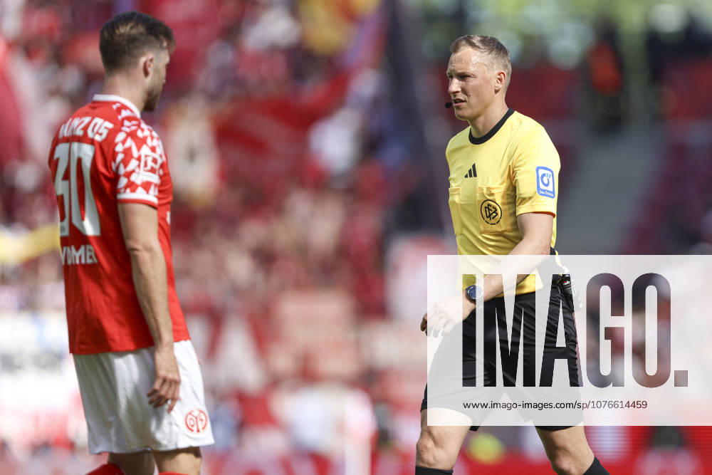 Schiedsrichter Martin Petersen schaut waehrend des Spiels der Bundesliga zwischen 1. FSV Mainz 05 und FC Bayern München, Mewa Arena am 25. April 2026 in Mainz, Deutschland. (Foto von Oliver Kaelke DeFodi Images) +++ Schiedsrichter Martin Petersen looks on during the Bundesliga match between 1. FSV Mainz 05 and FC Bayern München at Mewa Arena on April 25, 2026 in Mainz, Germany. (Photo by Oliver Kaelke DeFodi Images) DFL regulations prohibit any use of photographs as image sequences and or quasi-video. (Photo by Oliver Kaelke DeFodi Images) -