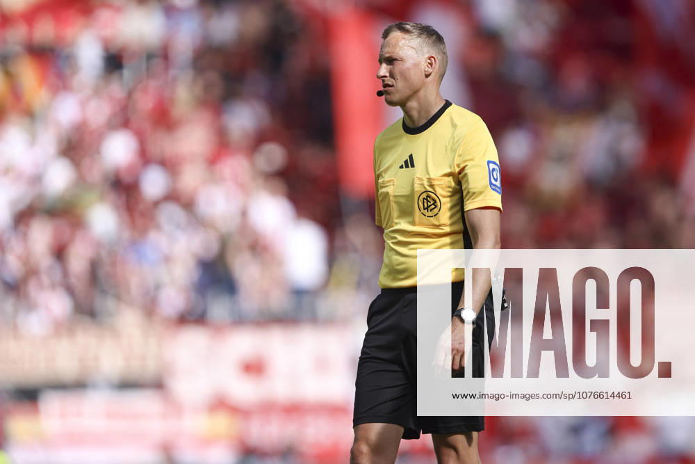Schiedsrichter Martin Petersen schaut waehrend des Spiels der Bundesliga zwischen 1. FSV Mainz 05 und FC Bayern München, Mewa Arena am 25. April 2026 in Mainz, Deutschland. (Foto von Oliver Kaelke DeFodi Images) +++ Schiedsrichter Martin Petersen looks on during the Bundesliga match between 1. FSV Mainz 05 and FC Bayern München at Mewa Arena on April 25, 2026 in Mainz, Germany. (Photo by Oliver Kaelke DeFodi Images) DFL regulations prohibit any use of photographs as image sequences and or quasi-video. (Photo by Oliver Kaelke DeFodi Images) -