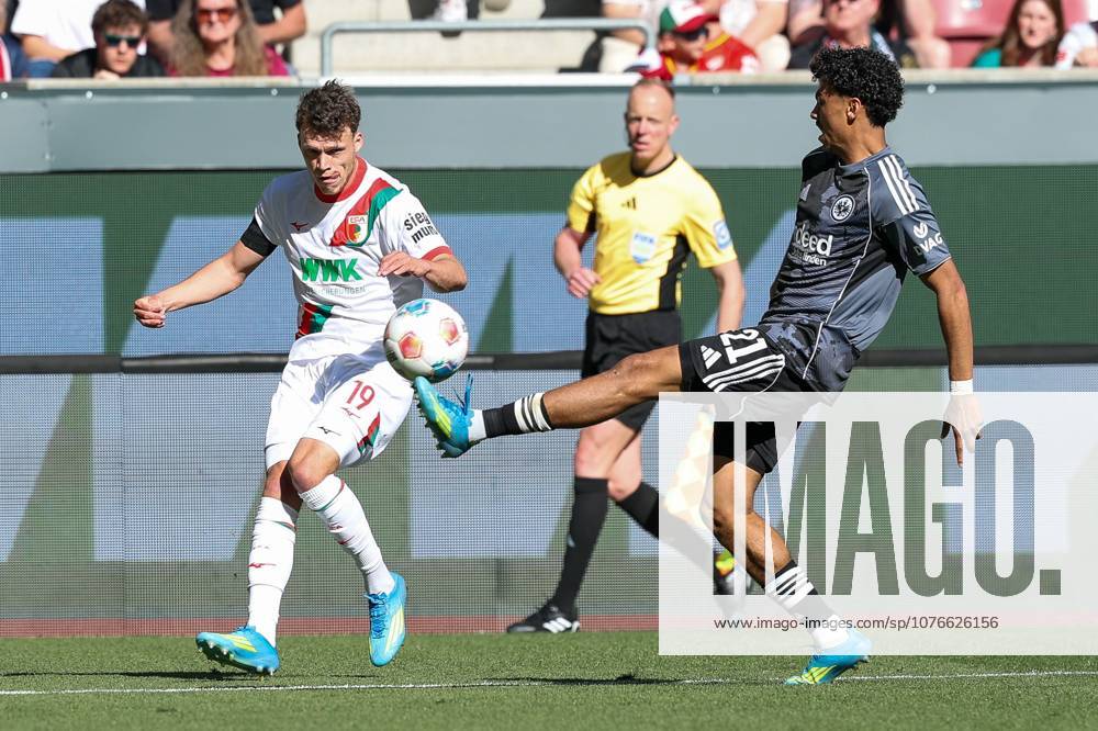 Im Zweikampf, Aktion, mit Robin Fellhauer 19 (FC Augsburg), Nathaniel Brown 21 (Eintracht Frankfurt), FC Augsburg vs. Eintracht Frankfurt, Fussball, 1. Bundesliga, 31. Spieltag, 25.04.2026 DFL DFB regulations prohibit any use of photographs as image sequences and or quasi-video Augsburg Bayern Deutschland
