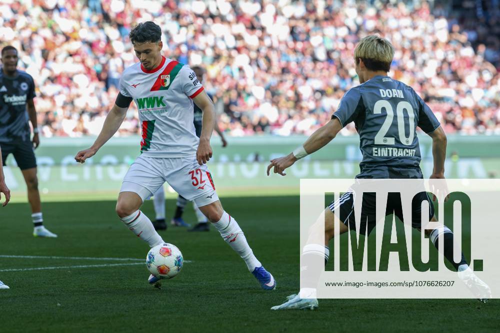 Im Zweikampf, Aktion, mit Fabian Rieder 32 (FC Augsburg), Ritsu Doan 20 (Eintracht Frankfurt), FC Augsburg vs. Eintracht Frankfurt, Fussball, 1. Bundesliga, 31. Spieltag, 25.04.2026 DFL DFB regulations prohibit any use of photographs as image sequences and or quasi-video Augsburg Bayern Deutschland
