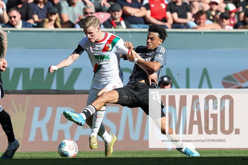 Im Zweikampf, Aktion, mit Anton Kade 30 (FC Augsburg), Nathaniel Brown 21 (Eintracht Frankfurt), FC Augsburg vs. Eintracht Frankfurt, Fussball, 1. Bundesliga, 31. Spieltag, 25.04.2026 DFL DFB regulations prohibit any use of photographs as image sequences and or quasi-video Augsburg Bayern Deutschland