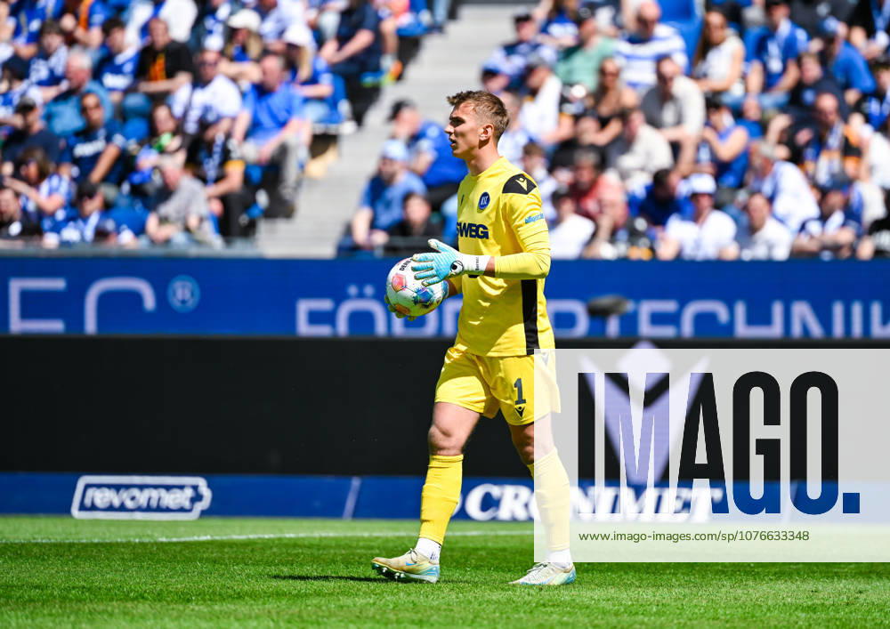 Torwart Hans Christian Bernat (Karlsruher SC) in Aktion waehrend des Spiels der 2. Bundesliga zwischen dem Karlsruher SC und Hannover 96 im BBBank Wildpark am 25. April 2026 in Karlsruhe, Deutschland. (Foto von Silas Schüller DeFodi Images) +++ Hans Christian Bernat (Karlsruher SC) controls the ball during the 2. Bundesliga match between Karlsruher SC and Hannover 96 at BBBank Wildpark on April 25, 2026 in Karlsruhe, Germany. (Photo by Silas Schüller DeFodi Images) DFB DFL REGULATIONS PROHIBIT ANY USE OF PHOTOGRAPHS AS IMAGE SEQUENCES AND OR QUASI-VIDEO. (Photo by Silas Schueller DeFodi Images) -