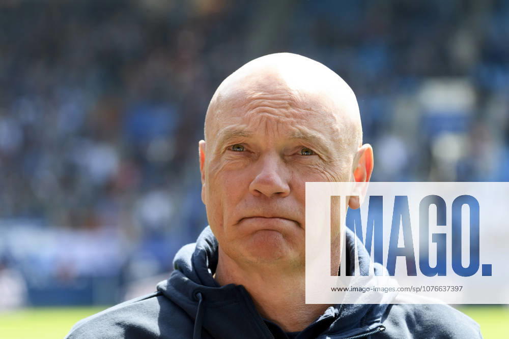 Trainer Uwe Roesler (VfL Bochum) enttaeuscht waehrend des spiels der 2. Bundesliga zwischen VfL Bochum und SpVgg Greuther Fürth, Vonovia Ruhrstadion am 26. April 2026 in Bochum, Deutschland. (Foto von Max Maiwald DeFodi Images) +++ Trainer Uwe Roesler (VfL Bochum) looks dejected during the 2. Bundesliga match between VfL Bochum and SpVgg Greuther Fürth at Vonovia Ruhrstadion on April 26, 2026 in Bochum, Germany. (Photo by Max Maiwald DeFodi Images) (Photo by Max Maiwald DeFodi Images) -