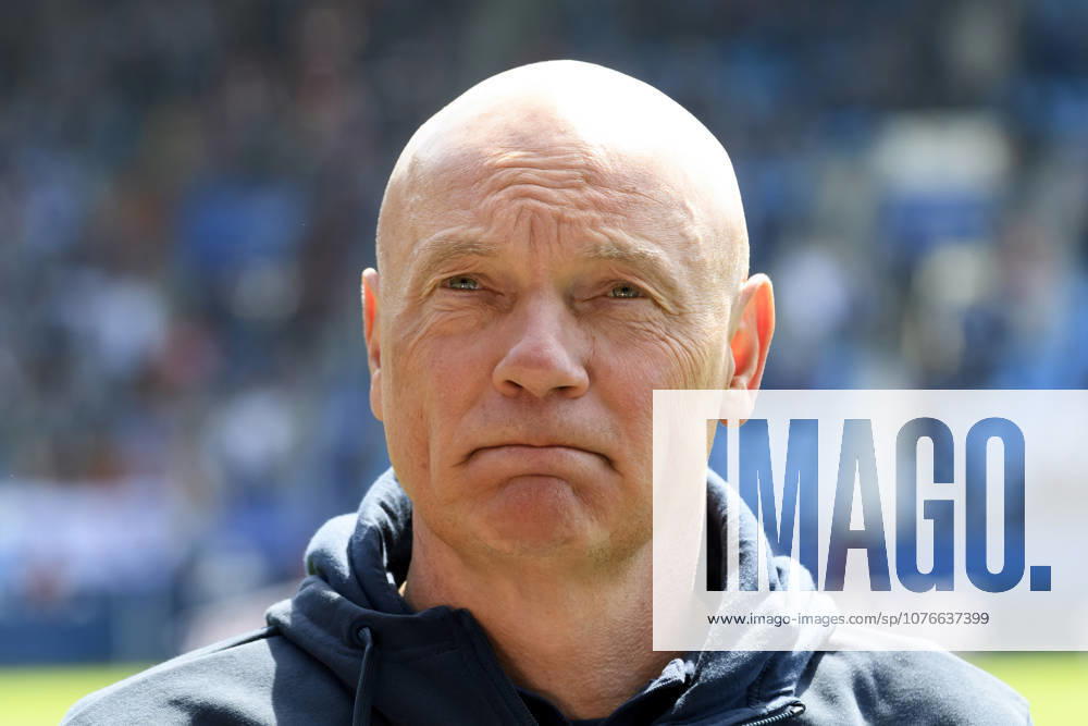 Trainer Uwe Roesler (VfL Bochum) enttaeuscht waehrend des spiels der 2. Bundesliga zwischen VfL Bochum und SpVgg Greuther Fürth, Vonovia Ruhrstadion am 26. April 2026 in Bochum, Deutschland. (Foto von Max Maiwald DeFodi Images) +++ Trainer Uwe Roesler (VfL Bochum) looks dejected during the 2. Bundesliga match between VfL Bochum and SpVgg Greuther Fürth at Vonovia Ruhrstadion on April 26, 2026 in Bochum, Germany. (Photo by Max Maiwald DeFodi Images) (Photo by Max Maiwald DeFodi Images) -