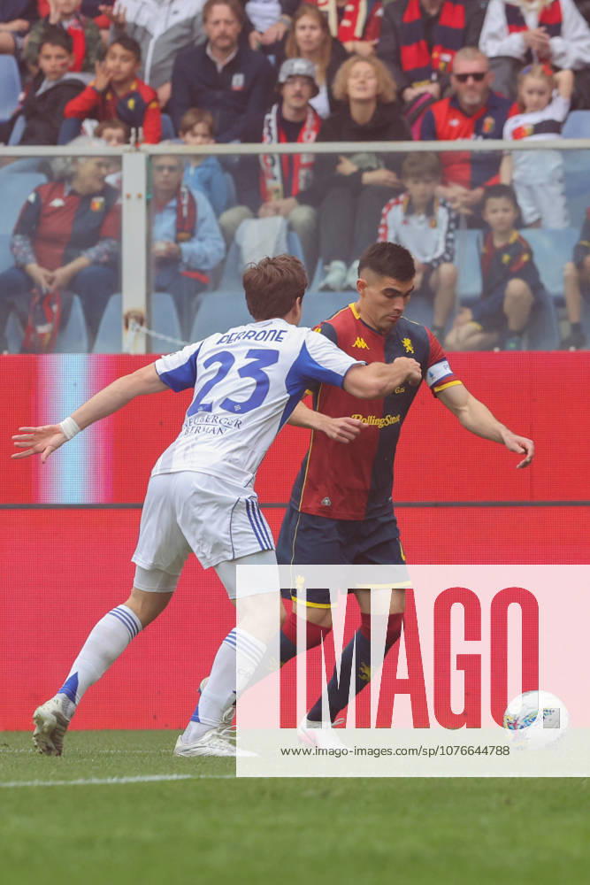 Genoas Johan Vasquez fights for the ball during the Serie A soccer match between Genoa and Como at the Luigi Ferraris Stadium in Genoa, Italy - Sunday, April 26, 2026. - Soccer .