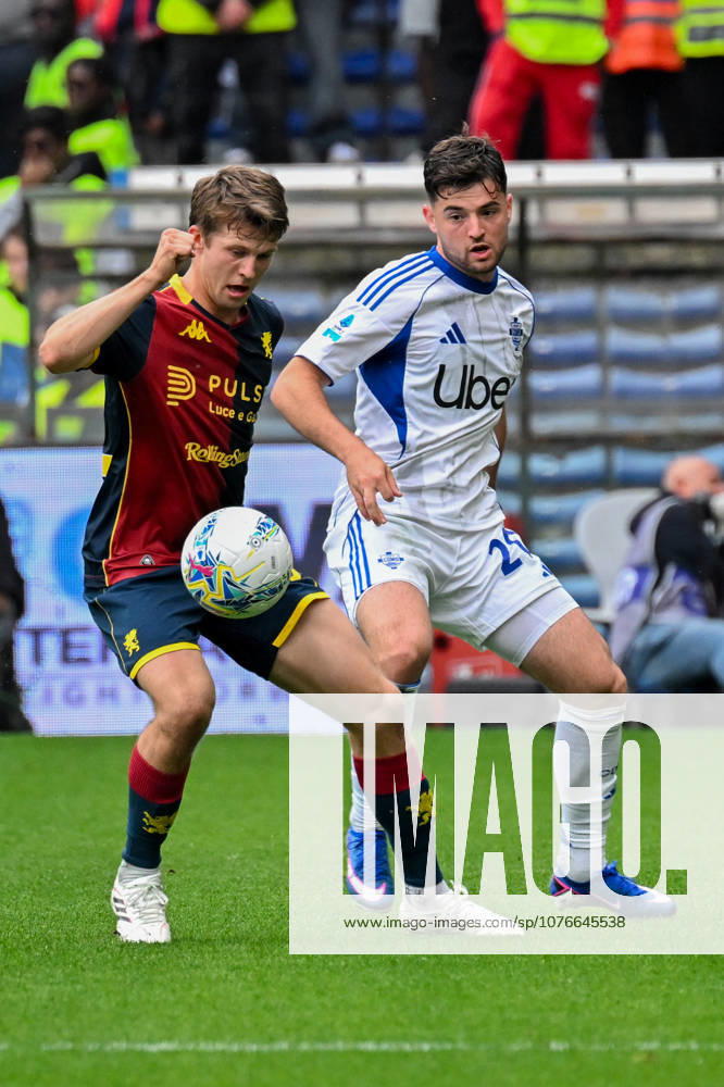 Genoas Morten Frendrup fights for the ball during the Serie A soccer match between Genoa and Como at the Luigi Ferraris Stadium in Genoa, Italy - Sunday, April 26, 2026. - Soccer .