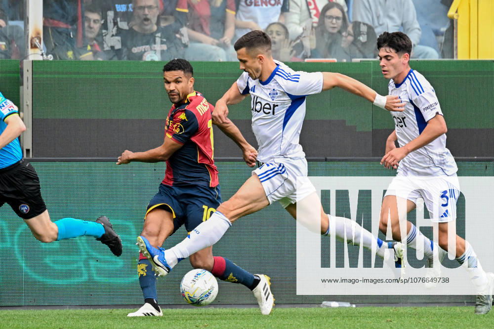 Genoas Junior Messias fights for the ball during the Serie A soccer match between Genoa and Como at the Luigi Ferraris Stadium in Genoa, Italy - Sunday, April 26, 2026. - Soccer .