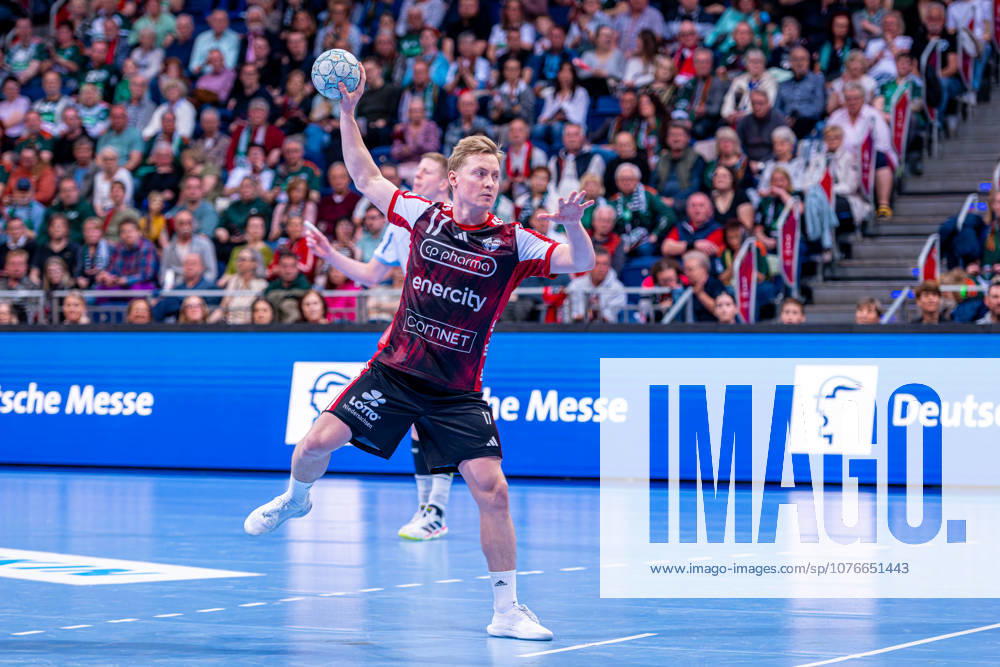 August Pedersen (TSV Hannover-Burgdorf, Nr. 17) (v.l.), TSV Hannover-Burgdorf (rot) gegen TBV Lemgo Lippe (weiß) am 29. Spieltag der Saison 2025 2026 in der DAIKIN Handball-Bundesliga (26.04.2026, ZAG Arena (Hannover, GER),