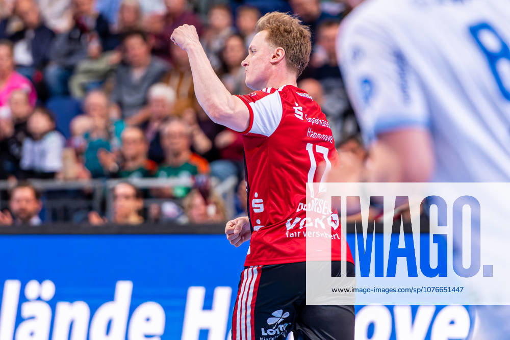 August Pedersen (TSV Hannover-Burgdorf, Nr. 17) (v.l.), TSV Hannover-Burgdorf (rot) gegen TBV Lemgo Lippe (weiß) am 29. Spieltag der Saison 2025 2026 in der DAIKIN Handball-Bundesliga (26.04.2026, ZAG Arena (Hannover, GER),