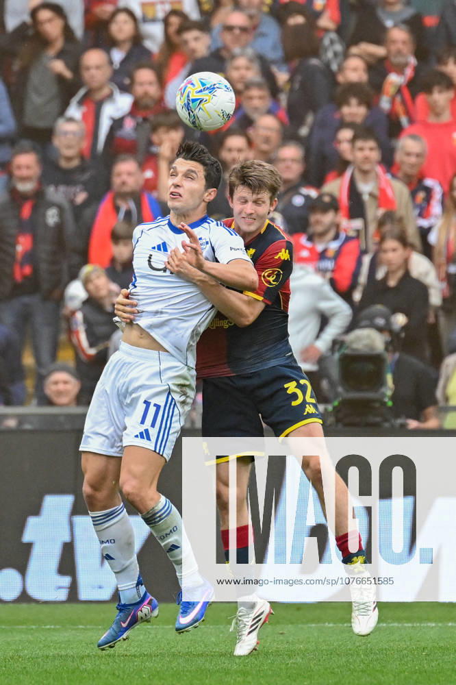 Genoas Morten Frendrup fights for the ball with Comos Douvikas during the Serie A soccer match between Genoa and Como at the Luigi Ferraris Stadium in Genoa, Italy - Sunday, April 26, 2026. - Soccer .