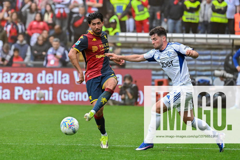 Genoas Mikael Ellertsson fights for the ball during the Serie A soccer match between Genoa and Como at the Luigi Ferraris Stadium in Genoa, Italy - Sunday, April 26, 2026. - Soccer .