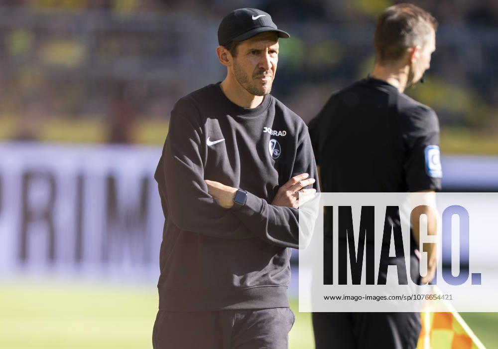 Julian Schuster (SC Freiburg, Trainer) enttaeuscht, enttaeuscht schauend, dissapointed, traurig, frustiert, frust, gefrustet, frustrated Borussia Dortmund - SC Freiburg, 31. Spieltag, 1. Bundesliga in Dortmund, Signal Iduna Park DFL regulations prohibit any use of photographs as image sequences and or quasi-video.
