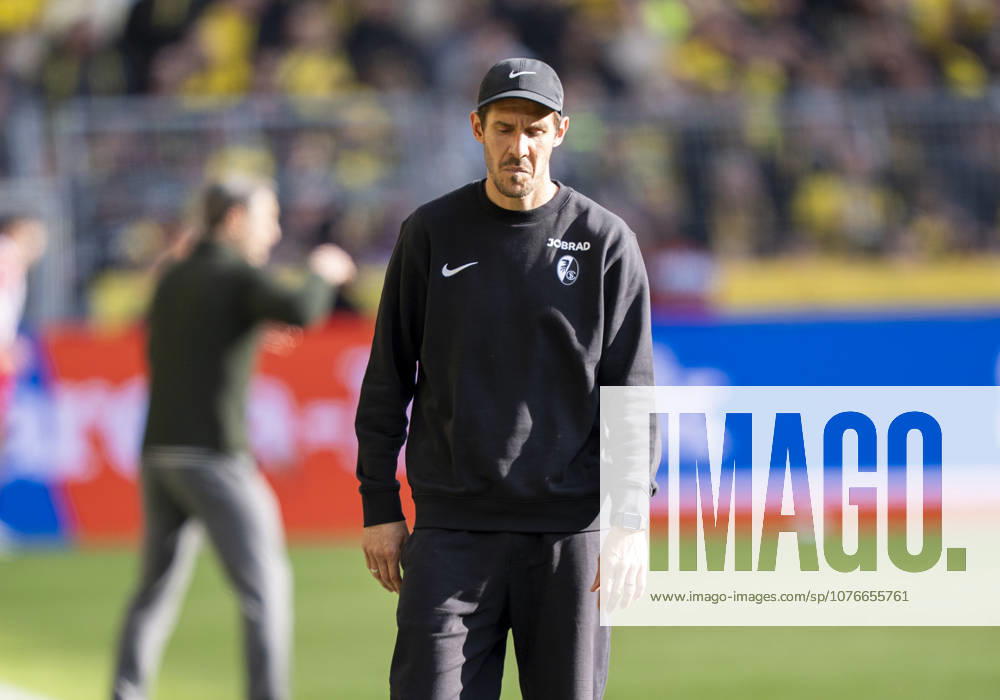 Julian Schuster (SC Freiburg, Trainer) enttaeuscht, enttaeuscht schauend, dissapointed, traurig, frustiert, frust, gefrustet, frustrated nach dem dritten Gegentor Borussia Dortmund - SC Freiburg, 31. Spieltag, 1. Bundesliga in Dortmund, Signal Iduna Park DFL regulations prohibit any use of photographs as image sequences and or quasi-video.