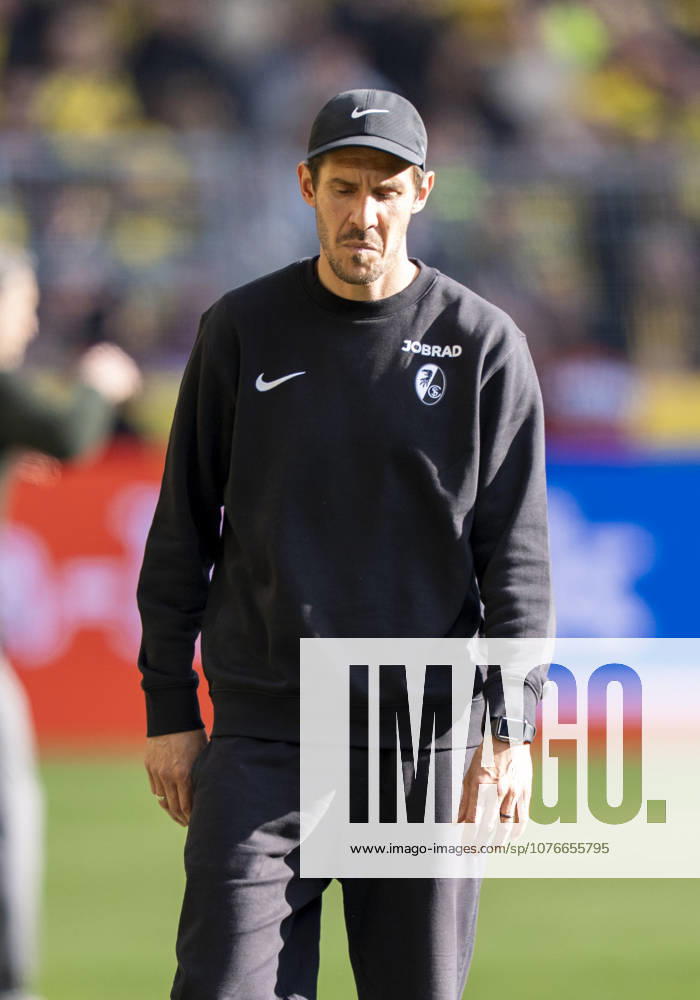 Julian Schuster (SC Freiburg, Trainer) enttaeuscht, enttaeuscht schauend, dissapointed, traurig, frustiert, frust, gefrustet, frustrated nach dem dritten Gegentor Borussia Dortmund - SC Freiburg, 31. Spieltag, 1. Bundesliga in Dortmund, Signal Iduna Park DFL regulations prohibit any use of photographs as image sequences and or quasi-video.