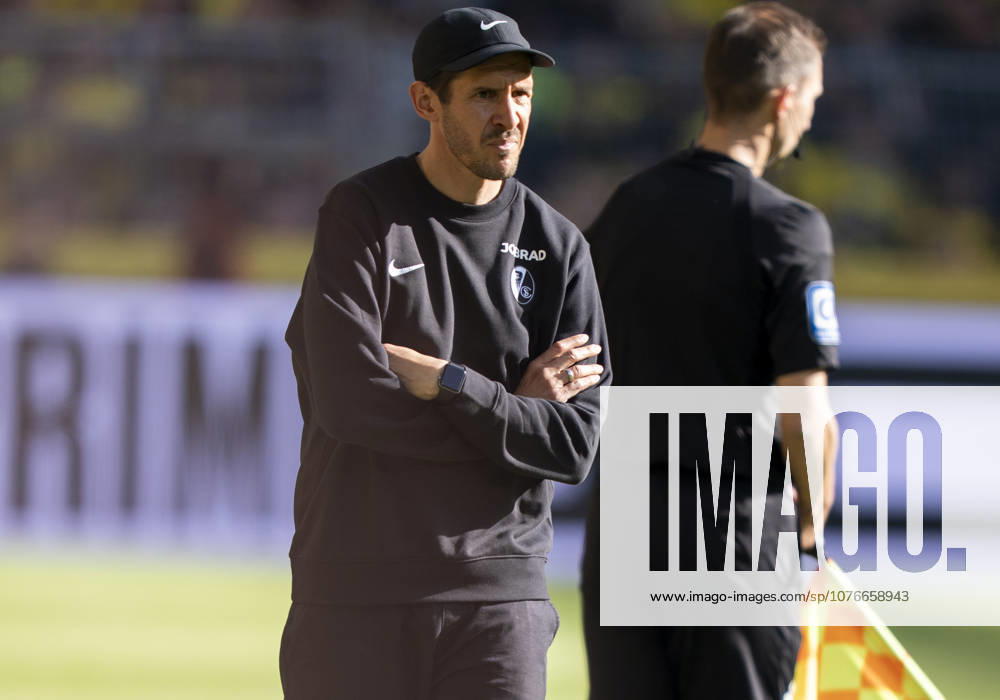 Julian Schuster (SC Freiburg, Trainer) enttaeuscht, enttaeuscht schauend, dissapointed, traurig, frustiert, frust, gefrustet, frustrated Borussia Dortmund - SC Freiburg, 31. Spieltag, 1. Bundesliga in Dortmund, Signal Iduna Park DFL regulations prohibit any use of photographs as image sequences and or quasi-video.
