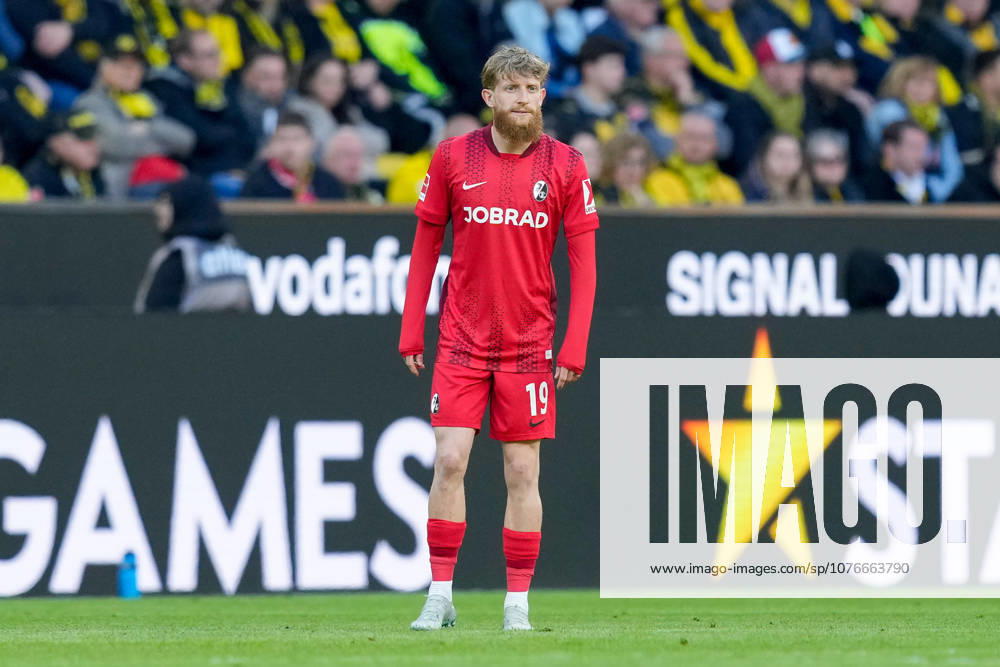 Jan-Niklas Beste (SC Freiburg) schaut waehrend des Spiels der Bundesliga zwischen Borussia Dortmund und Club Freiburg, Signal Iduna Park am 26. April 2026 in Dortmund, Deutschland. (Foto von Alex Gottschalk DeFodi Images) +++ Jan-Niklas Beste (SC Freiburg) looks on during the Bundesliga match between Borussia Dortmund and Sport-Club Freiburg at Signal Iduna Park on April 26, 2026 in Dortmund, Germany. (Photo by Alex Gottschalk DeFodi Images) DFL regulations prohibit any use of photographs as image sequences and or quasi-video. (Photo by Alex Gottschalk DeFodi Images) DFL regulations prohibit any use of photographs as image sequences and or quasi-video. -