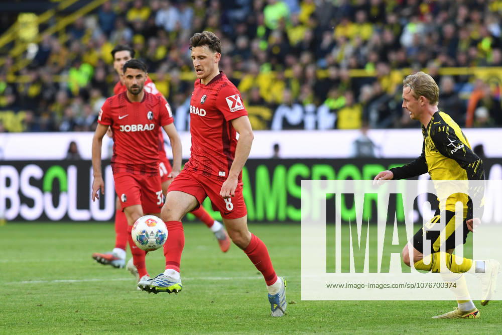 Maximilian Eggestein (SC Freiburg) in Aktion, am Ball, Einzelaktion waehrend des Spiels der Bundesliga zwischen Borussia Dortmund und Club Freiburg, Signal Iduna Park am 26. April 2026 in Dortmund, Deutschland. (Foto von Ralf Treese DeFodi Images) +++ Maximilian Eggestein (SC Freiburg) controls the ball during the Bundesliga match between Borussia Dortmund and Sport-Club Freiburg at Signal Iduna Park on April 26, 2026 in Dortmund, Germany. (Photo by Ralf Treese DeFodi Images) DFL regulations prohibit any use of photographs as image sequences and or quasi-video. (Photo by Ralf Treese DeFodi Images) -