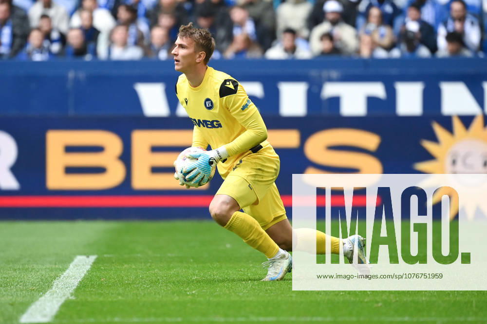 Torwart Hans Christian Bernat (Karlsruher SC) 05.04.2026, Fussball 2. Bundesliga, Saison 2025 2026, 28. Spieltag, FC Schalke 04 - Karlsruher SC DFL regulations prohibit any use of photographs as image sequences and or quasi-video Gelsenkirchen Veltins Arena Nordrhein Westfalen Deutschland