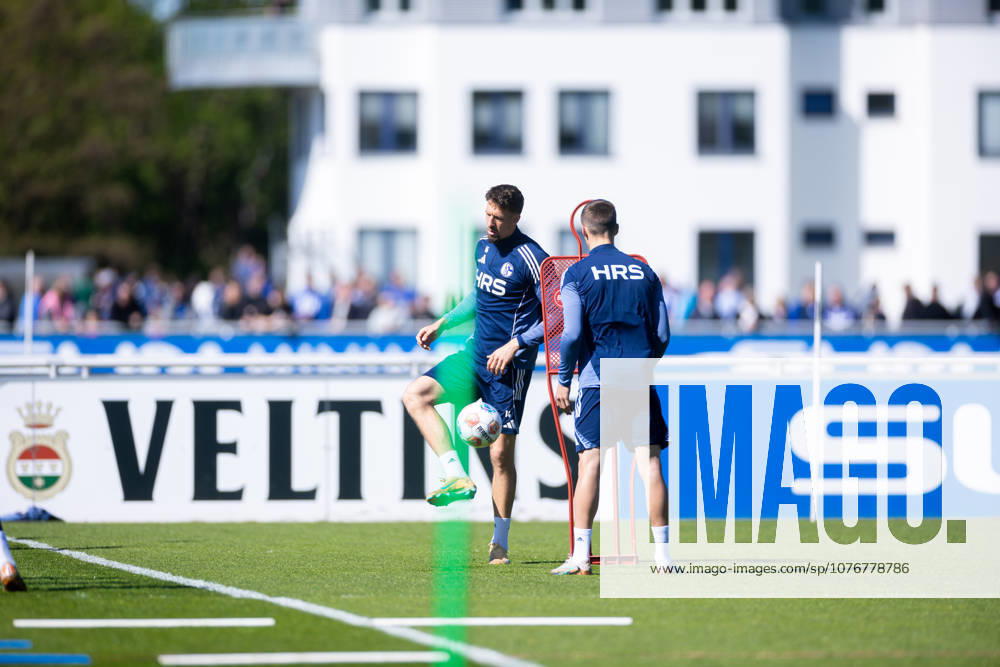 Fussball, Training des FC Schalke 04. Janik Bachmann (FC Schalke 04). Gelsenkirchen Trainingsgelände FC Schalke 04 NRW Deutschland xRHR-FOTO YYx