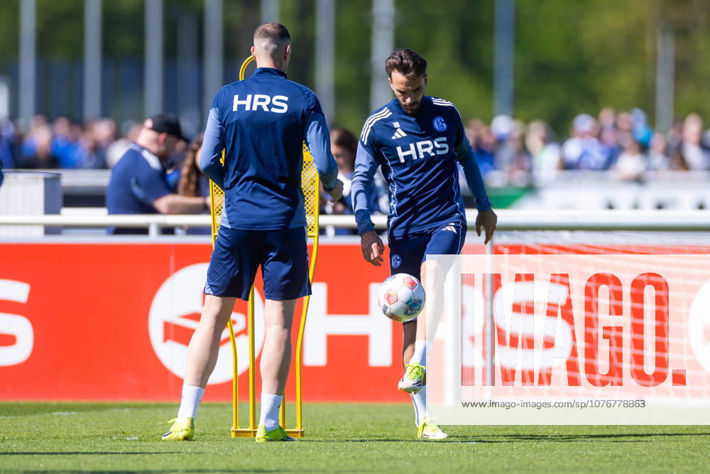 Fussball, Training des FC Schalke 04. Kenan Karaman (FC Schalke 04). Gelsenkirchen Trainingsgelände FC Schalke 04 NRW Deutschland xRHR-FOTO YYx