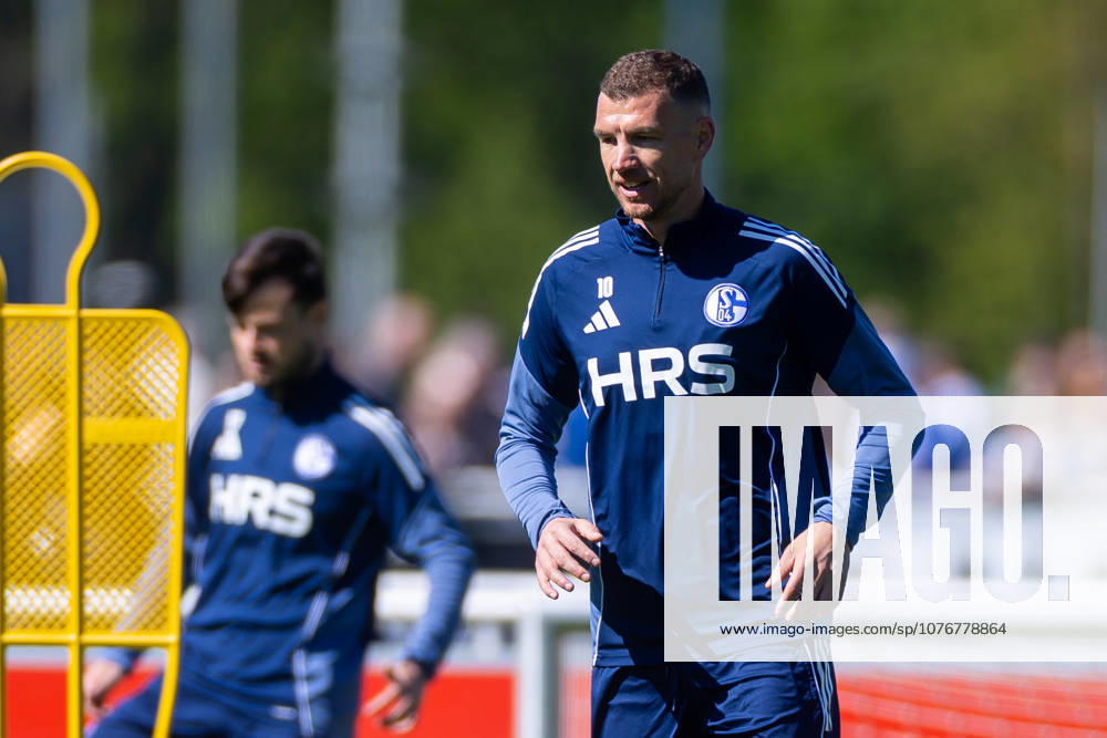 Fussball, Training des FC Schalke 04. Edin Dzeko (FC Schalke 04). Gelsenkirchen Trainingsgelände FC Schalke 04 NRW Deutschland xRHR-FOTO YYx