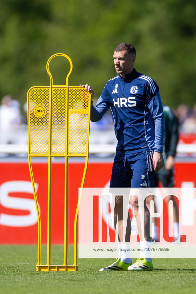 Fussball, Training des FC Schalke 04. Edin Dzeko (FC Schalke 04). Gelsenkirchen Trainingsgelände FC Schalke 04 NRW Deutschland xRHR-FOTO YYx