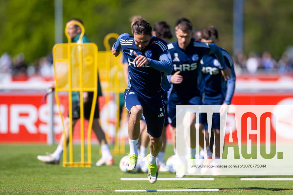 Fussball, Training des FC Schalke 04. Kenan Karaman (FC Schalke 04) sprintet los. Gelsenkirchen Trainingsgelände FC Schalke 04 NRW Deutschland xRHR-FOTO YYx