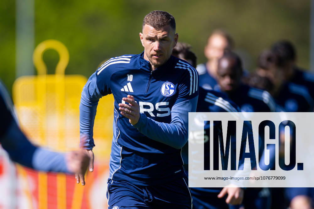 Fussball, Training des FC Schalke 04. Edin Dzeko (FC Schalke 04) sprintet. Gelsenkirchen Trainingsgelände FC Schalke 04 NRW Deutschland xRHR-FOTO YYx