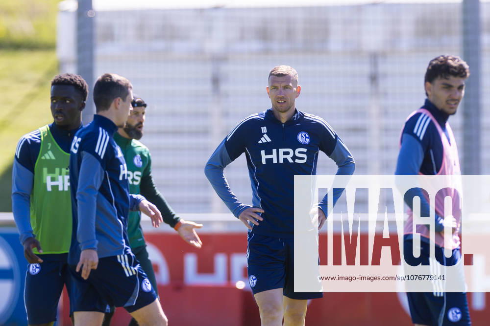 Fussball, Training des FC Schalke 04. Edin Dzeko (FC Schalke 04). Gelsenkirchen Trainingsgelände FC Schalke 04 NRW Deutschland xRHR-FOTO YYx
