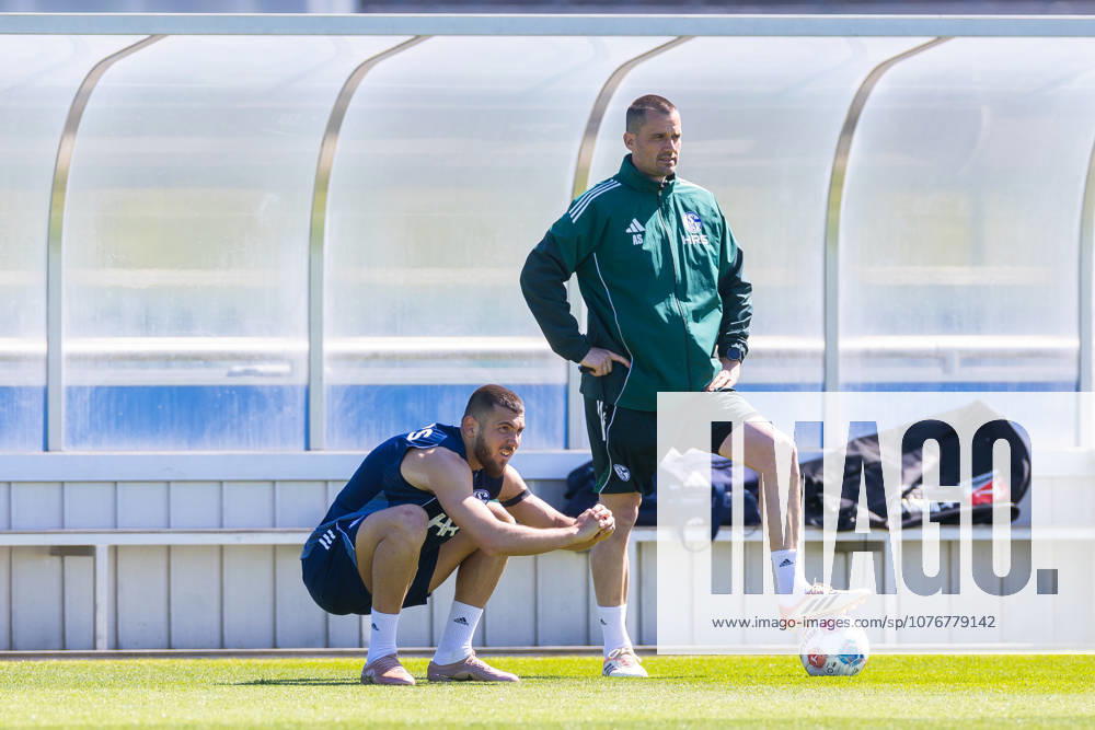 Fussball, Training des FC Schalke 04. v. l. Hasan Kurucay (FC Schalke 04), Athletik-Trainer Alexander Storck (FC Schalke 04). Gelsenkirchen Trainingsgelände FC Schalke 04 NRW Deutschland xRHR-FOTO YYx